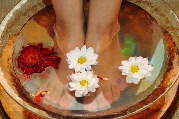 Les bains de pieds au sel aideront à lutter contre la mycose des ongles des pieds