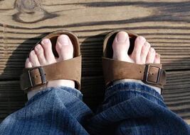 Pieds sains dans les sandales