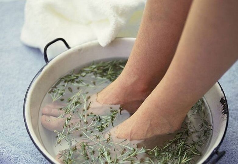 Bain avec décoction d'herbes pour mycose des ongles des pieds