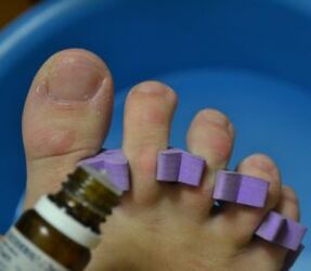 Se préparer à traiter les ongles avec des gouttes antifongiques