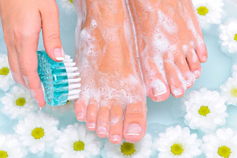 Le lavage régulier des pieds est une excellente prévention contre la mycose des ongles.